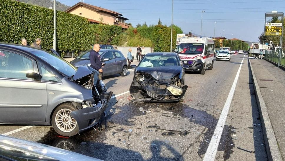 San Paolo d’Argon, scontro frontale tra due auto in via Nazionale: due feriti