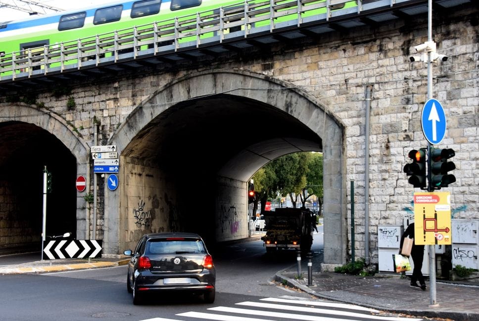 Via Simoncini, c’è il divieto ma in tanti non lo rispettano. Ecco le prossime modifiche