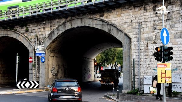 Via Simoncini, c’è il divieto ma in tanti non lo rispettano. Ecco le prossime modifiche
