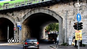 Via Simoncini, c’è il divieto ma in tanti non lo rispettano. Ecco le prossime modifiche