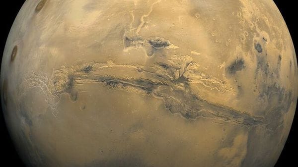 Il più vasto canyon del Sistema Solare fa tremare Marte 