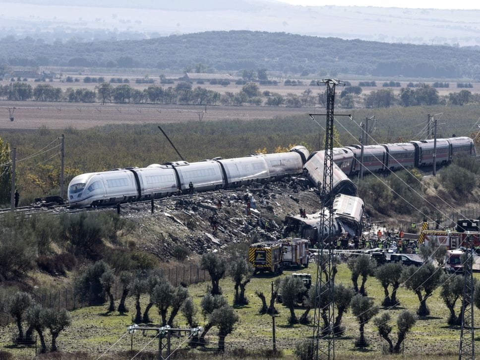 Scontro tra treni in Spagna, coinvolta una persona di Bergamo: è salva