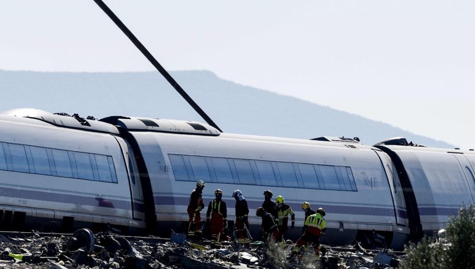 Scontro tra treni in Spagna, coinvolta una persona di Bergamo: è salva