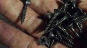 Auto nel mirino a Bonate Sotto: pneumatici bucati da viti sull’asfalto