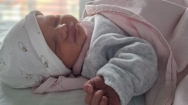Greta ha una gran fretta e nasce «con la camicia» nel salotto di casa sua