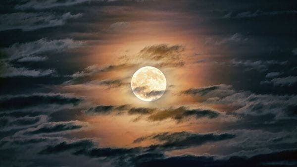 La Luna piena accompagnata dalla sua corona 