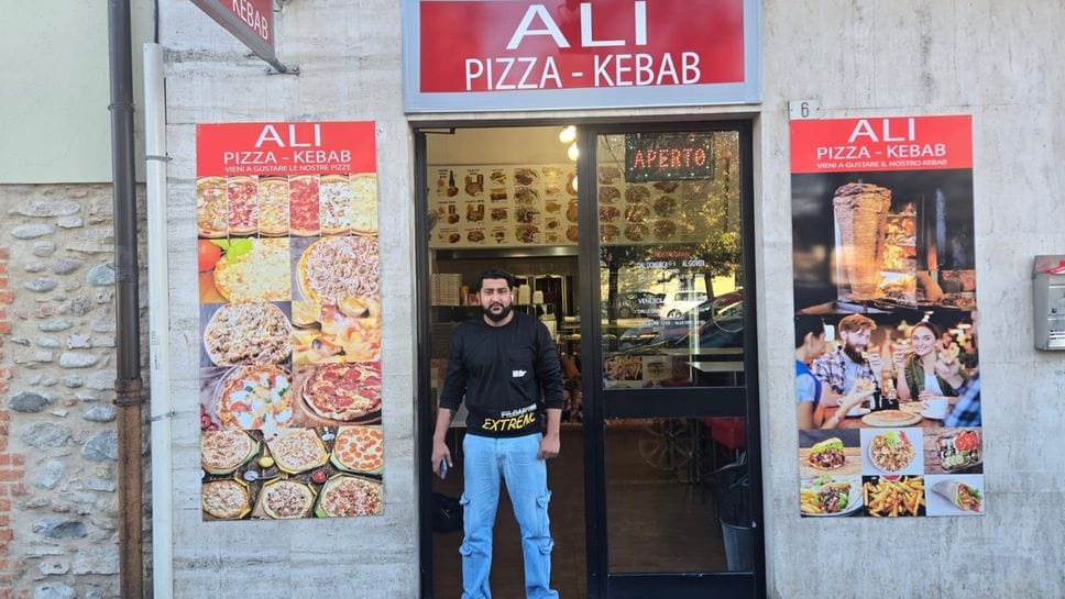 Pistola e volto coperto, in due rapinano un kebab a Seriate e poi fuggono con 50 euro