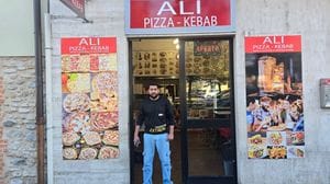 Pistola e volto coperto, in due rapinano un kebab a Seriate e poi fuggono con 50 euro