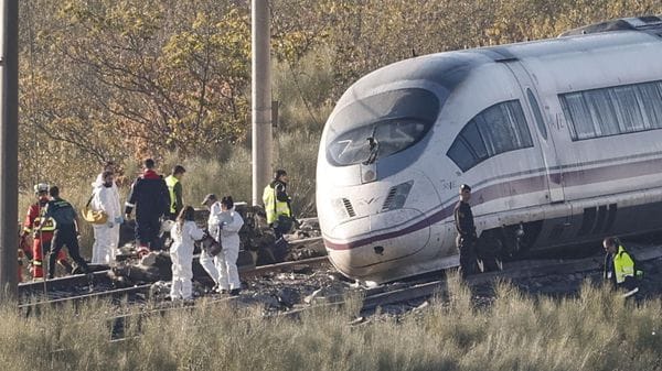 Scontro tra treni in Spagna, gli italiani coinvolti sono nove: tra donne disperse, un ferito e cinque illesi. C’è anche una persona di Bergamo