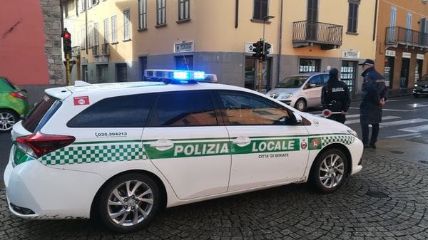 Seriate, si picchiano fuori dall’azienda: emergono irregolarità sul lavoro