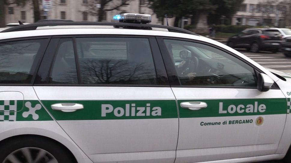 Armato di coltello minaccia un giovane davanti a Palazzo Frizzoni: bloccato dagli agenti