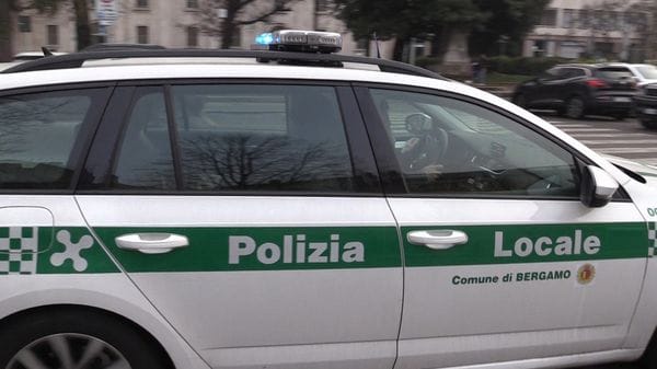 Armato di coltello minaccia un giovane davanti a Palazzo Frizzoni: bloccato dagli agenti