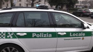 Armato di coltello minaccia un giovane davanti a Palazzo Frizzoni: bloccato dagli agenti
