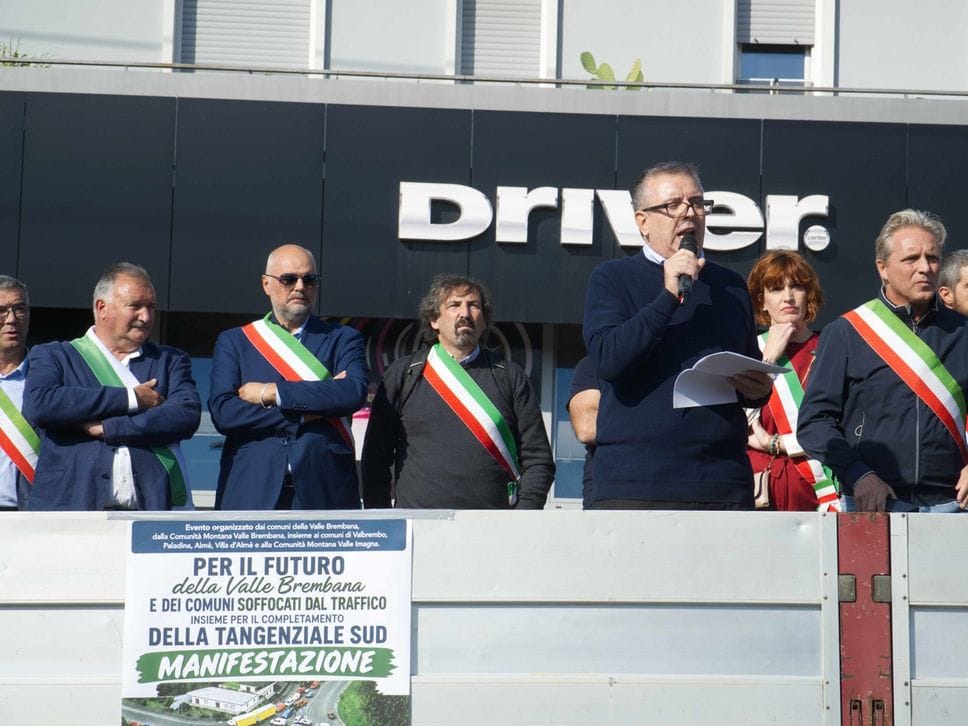 Paladina-Sedrina, la manifestazione: «Basta promesse, ora servono i fatti»