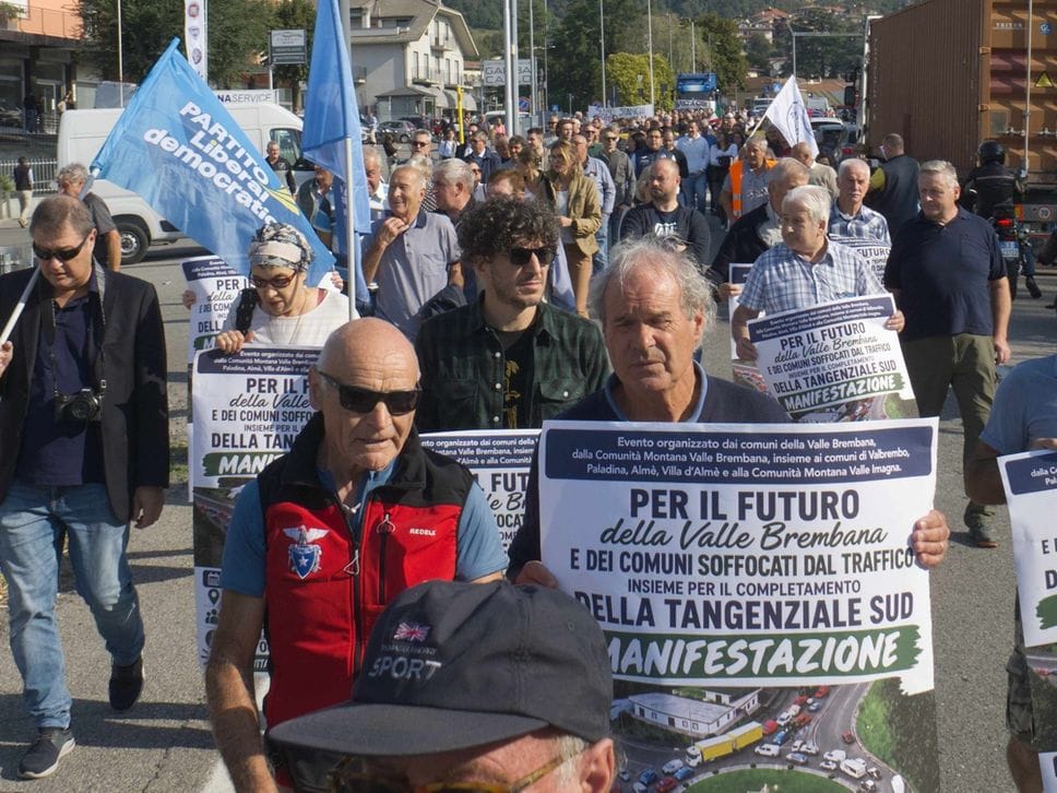 Paladina-Sedrina, la manifestazione: «Basta promesse, ora servono i fatti»