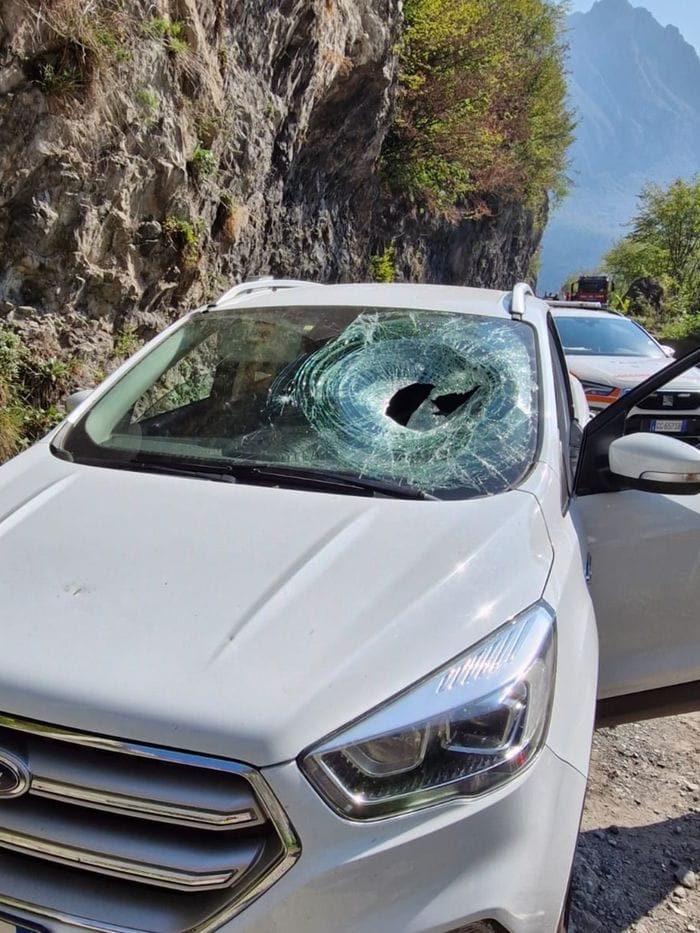 Riva di Solto, paura per una frana sulla 469: due auto coinvolte ma nessun ferito. La strada resta chiusa  - Foto