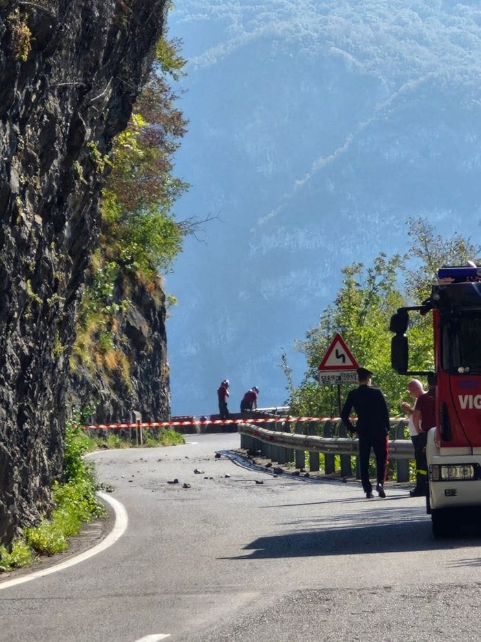 Riva di Solto, paura per una frana sulla 469: due auto coinvolte ma nessun ferito. La strada resta chiusa  - Foto