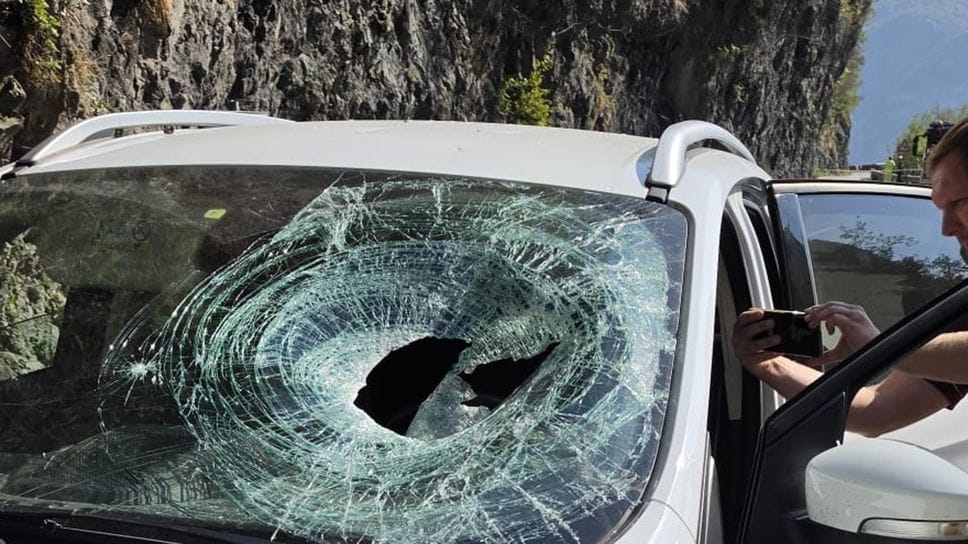 Riva di Solto, paura per una frana sulla 469: due auto coinvolte ma nessun ferito. Strada chiusa  - Foto