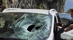 Riva di Solto, paura per una frana sulla 469: due auto coinvolte ma nessun ferito. Strada ancora chiusa  - Foto