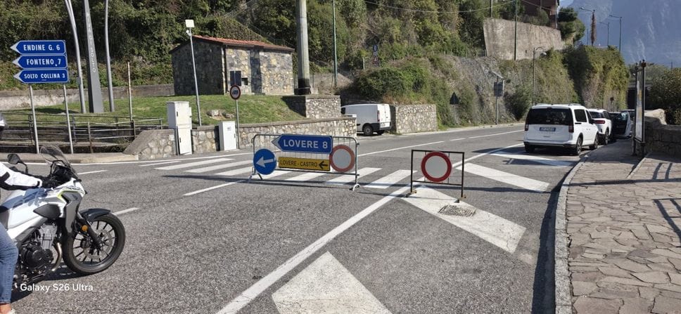 Riva di Solto, paura per una frana sulla 469: due auto coinvolte ma nessun ferito. Strada chiusa  - Foto