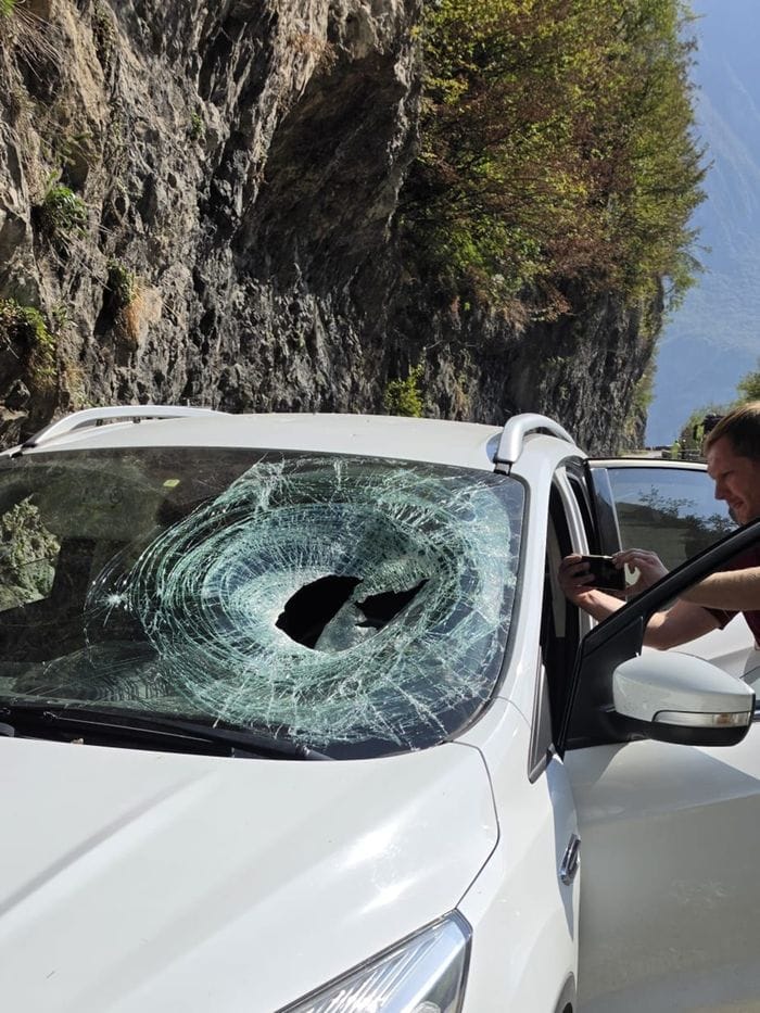 Riva di Solto, paura per una frana sulla 469: due auto coinvolte ma nessun ferito. Strada chiusa  - Foto