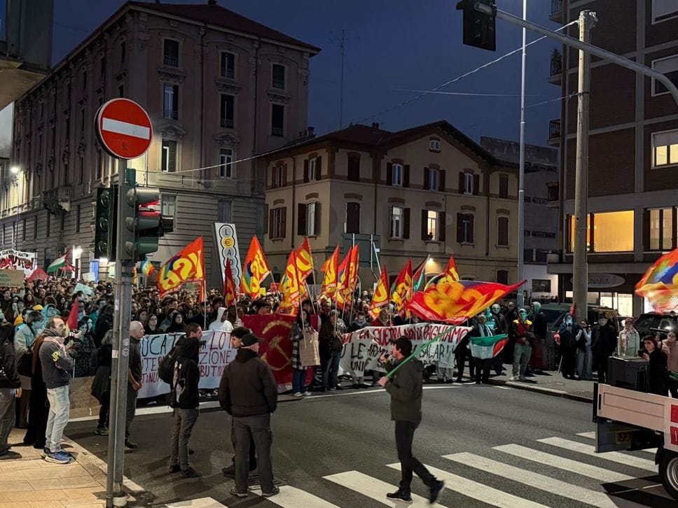 «Contro il carovita»: migliaia in corteo a Bergamo. I manifestanti tornano a Porta Nuova