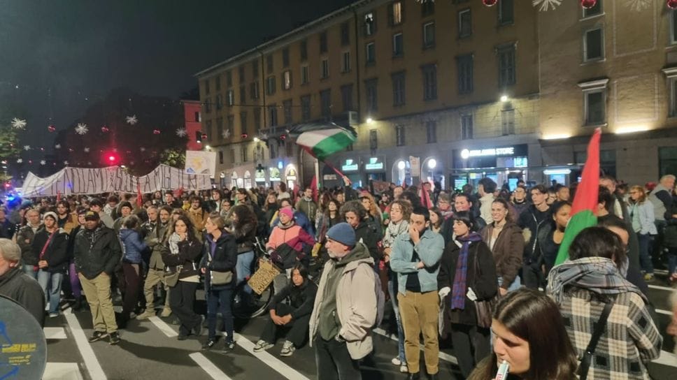 «Contro il carovita»: migliaia in corteo a Bergamo. I manifestanti tornano a Porta Nuova