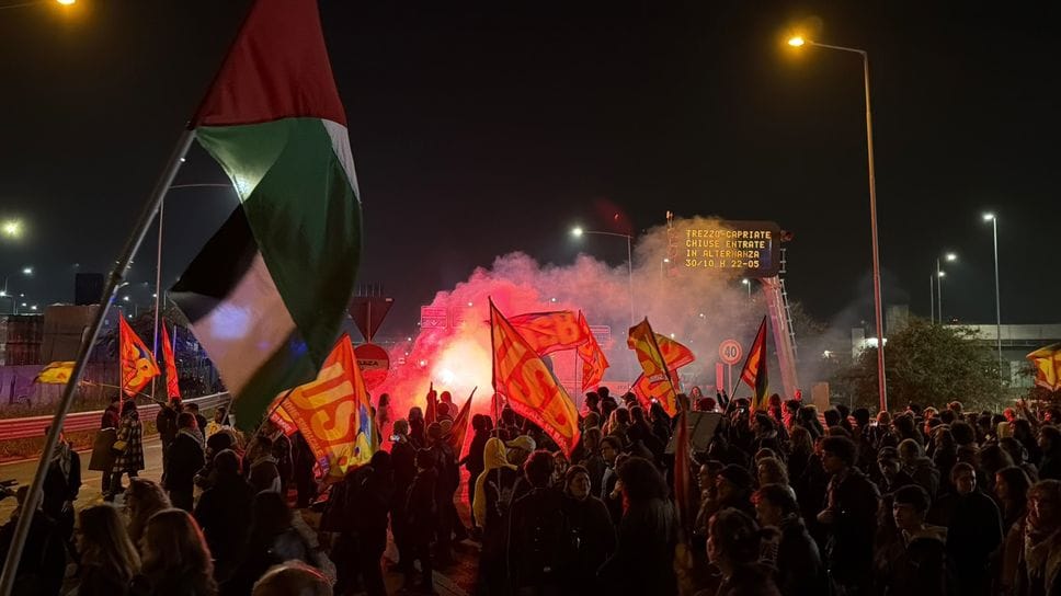«Contro il carovita»: migliaia in corteo a Bergamo. I manifestanti tornano a Porta Nuova