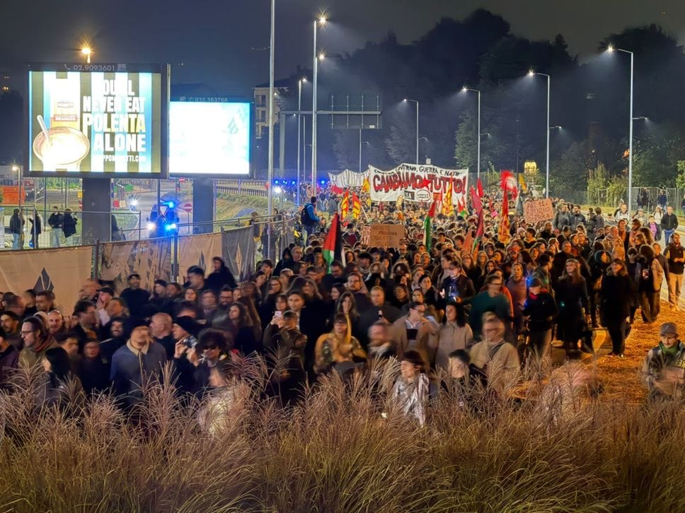 «Contro il carovita»: migliaia in corteo a Bergamo. I manifestanti tornano a Porta Nuova
