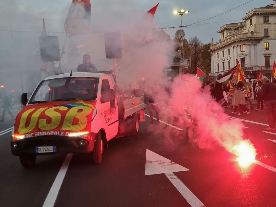 «Contro il carovita»: migliaia in corteo a Bergamo. I manifestanti tornano a Porta Nuova