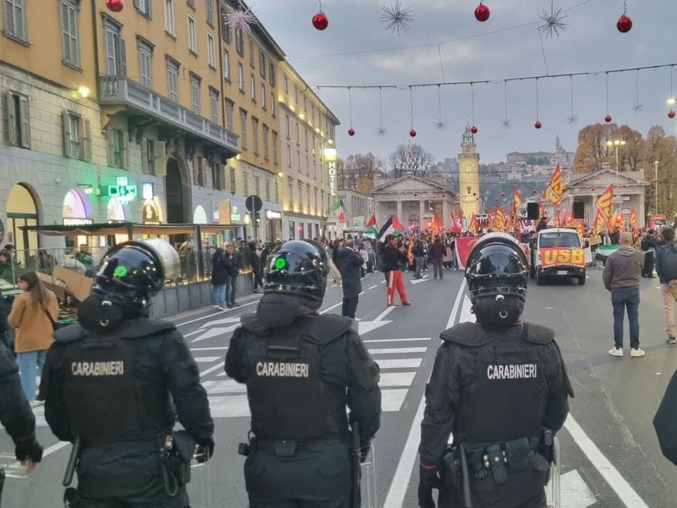 «Contro il carovita»: migliaia in corteo a Bergamo. I manifestanti tornano a Porta Nuova