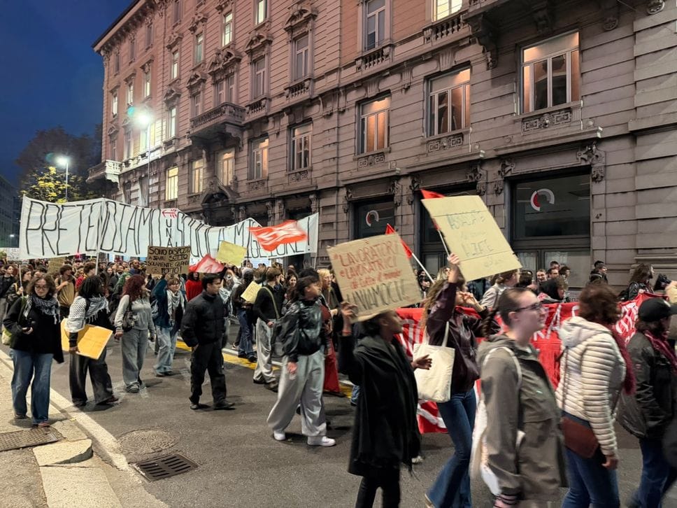 «Contro il carovita»: migliaia in corteo a Bergamo. I manifestanti tornano a Porta Nuova
