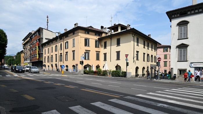 prelevano denaro con carte altrui in via camozzi due arresti sequestrate 83 carte