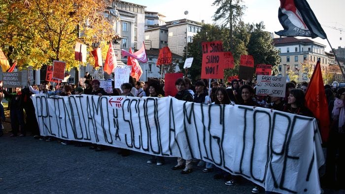 venerd236 in piazza corteo vietato agli studenti la mattina usb nel pomeriggio da Ecodibergamo.it venerd236 in piazza corteo vietato agli studenti la mattina usb nel pomeriggio