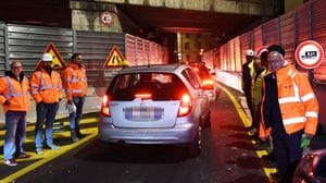 Bergamo, ponte aperto in via San Bernardino. «Festa» a colpi di clacson 