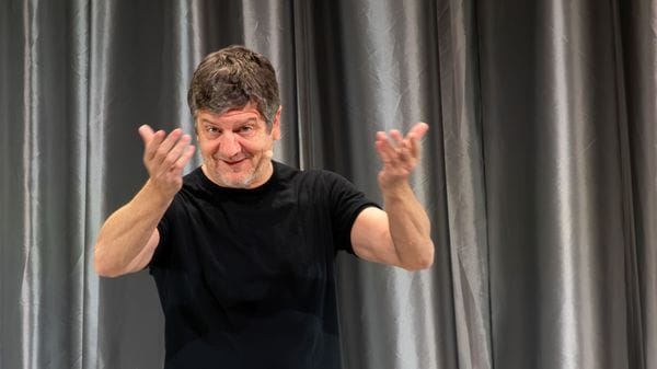 Fabio De Luigi, i mille volti della comicità tra sketch e ricordi