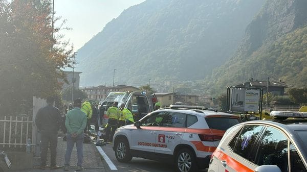 Rogno, cade in moto e finisce contro un muretto: grave un quattordicenne