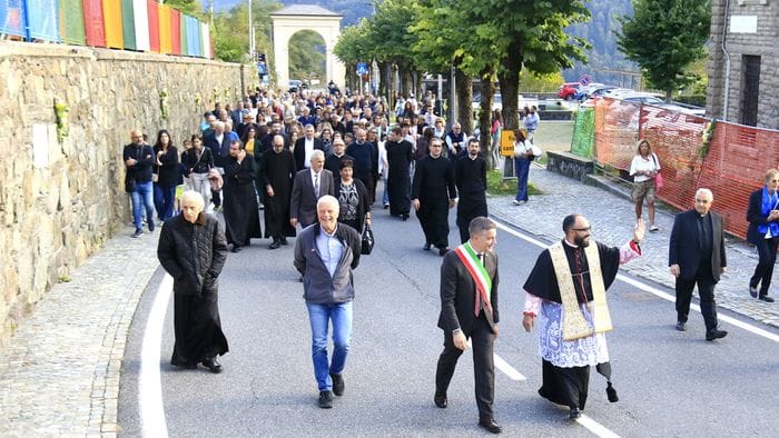 https://storage.ecodibergamo.it/media/photologue/2026/10/4/photos/cache/clusone-e-vilminore-labbraccio-ai-nuovi-parroci-ora-cammineremo-insieme_2c6e4210-bfd3-11f1-a29a-7e8797077158_1920_1080_v3_large_16_9.jpg