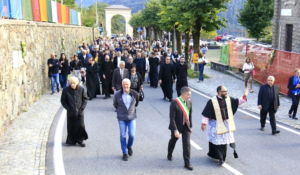 Clusone e Vilminore, l’abbraccio ai nuovi parroci: «Ora cammineremo insieme»
