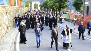 Clusone e Vilminore, l’abbraccio ai nuovi parroci: «Ora cammineremo insieme»