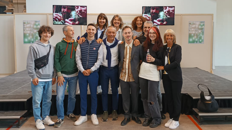 L’arte del nonno, l’IA e le Orobie: il viaggio di Matteo ad Amsterdam