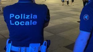 Treviglio, importuna i clienti di una pizzeria. Poi morsi al titolare e sputi agli agenti: bloccata 