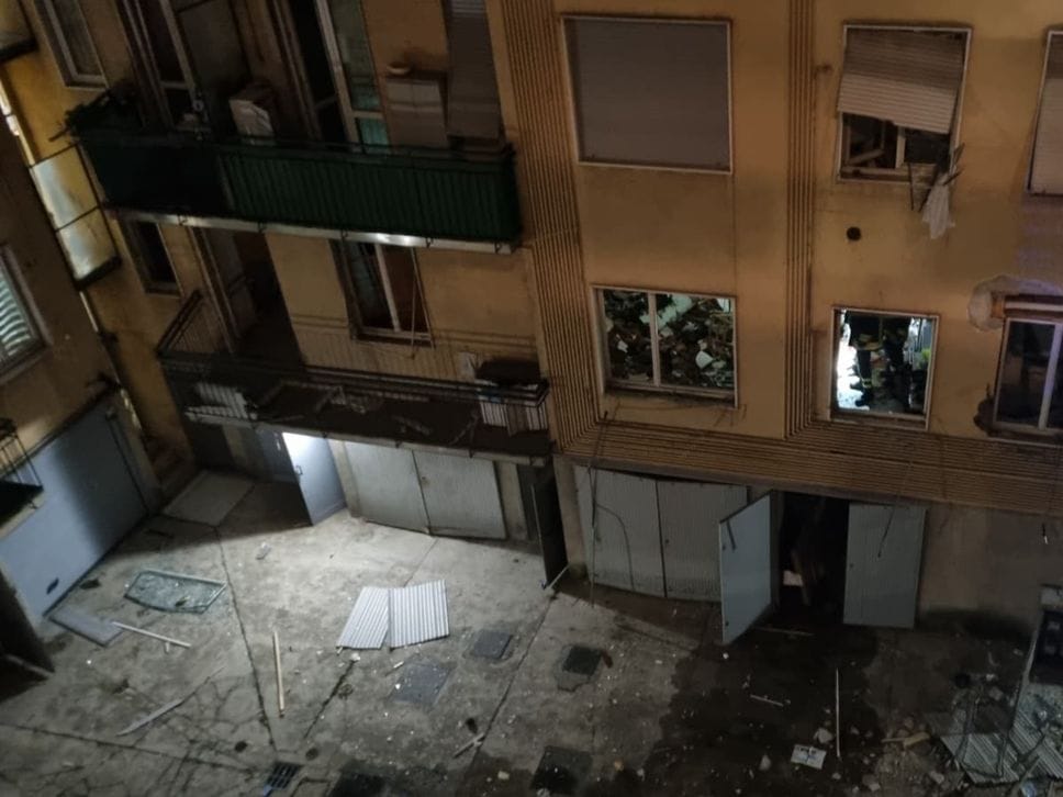 Esplosione a Bergamo, un boato scuote Borgo Santa Caterina: otto feriti, due gravissimi - Foto e video