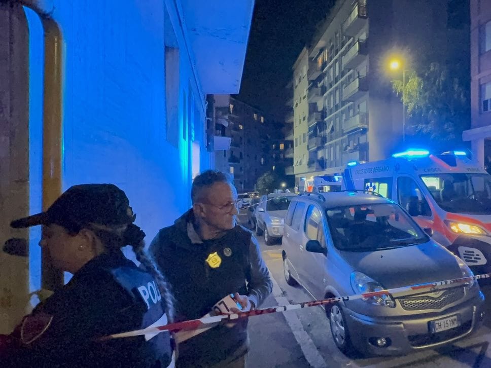 Esplosione a Bergamo, un boato scuote Borgo Santa Caterina: otto feriti, due gravissimi - Foto e video