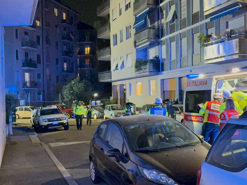 Esplosione a Bergamo, un boato scuote Borgo Santa Caterina: otto feriti, due gravissimi - Foto e video