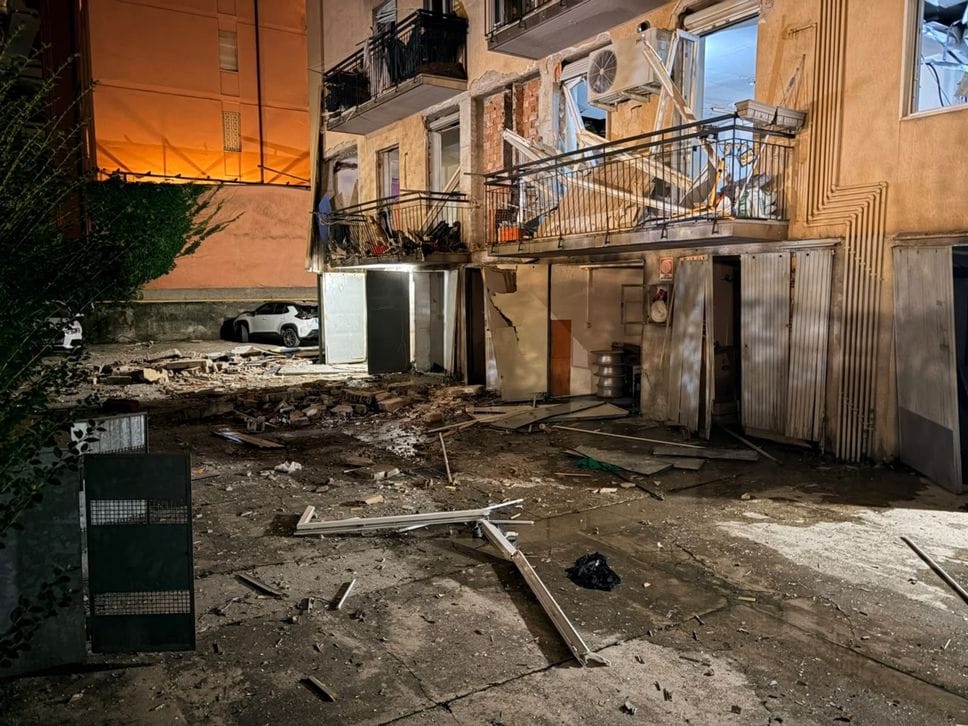 Esplosione a Bergamo, un boato scuote Borgo Santa Caterina: otto feriti, due gravissimi - Foto e video