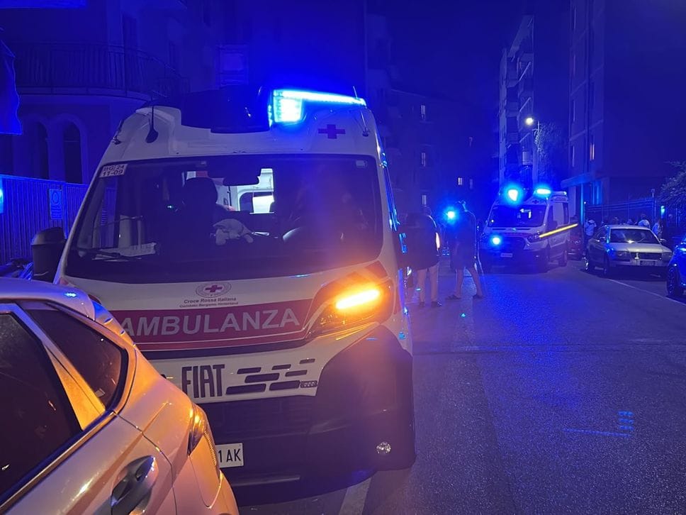 Esplosione a Bergamo, un boato scuote Borgo Santa Caterina: otto feriti, due gravissimi - Foto e video