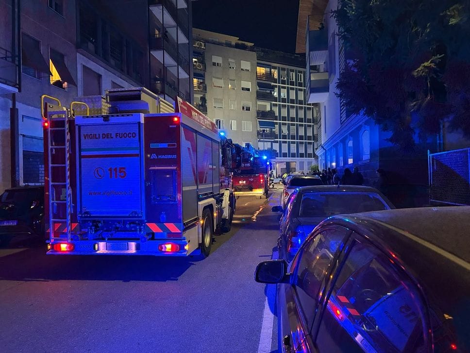 Esplosione a Bergamo, un boato scuote Borgo Santa Caterina: otto feriti, due gravissimi - Foto e video