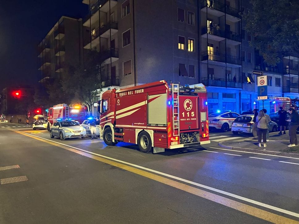 Esplosione a Bergamo, un boato scuote Borgo Santa Caterina: otto feriti, due gravissimi - Foto e video