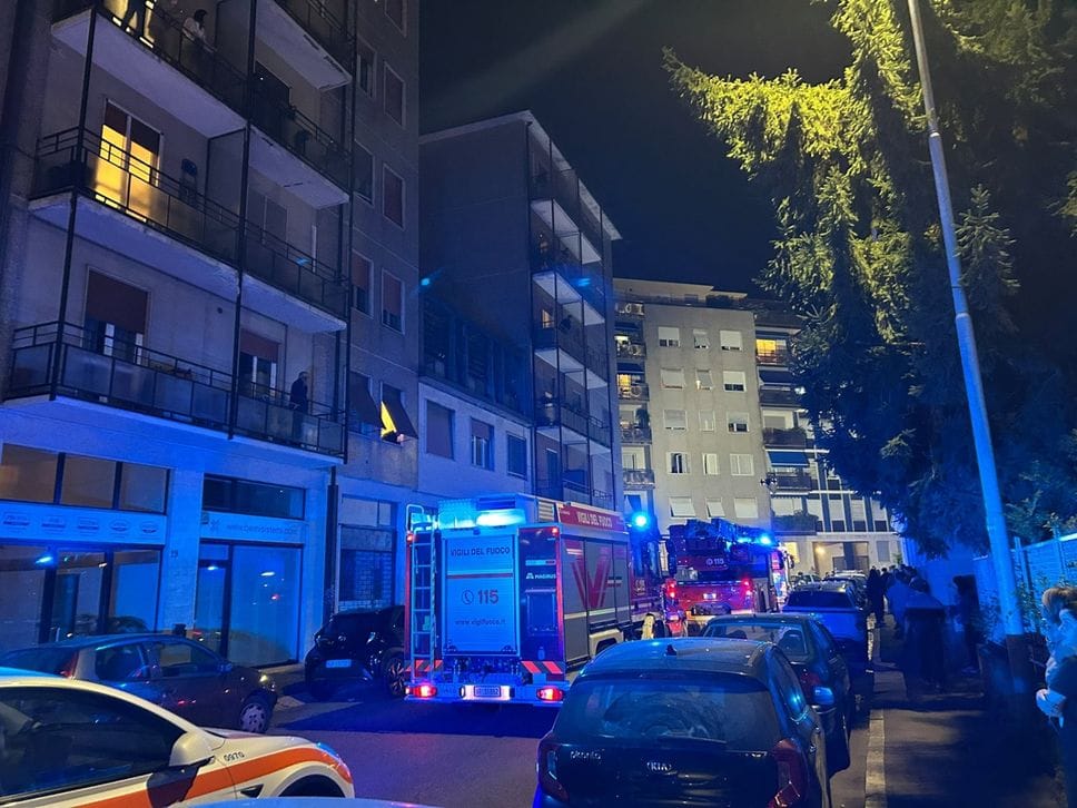 Esplosione a Bergamo, un boato scuote Borgo Santa Caterina: otto feriti, due gravissimi - Foto e video